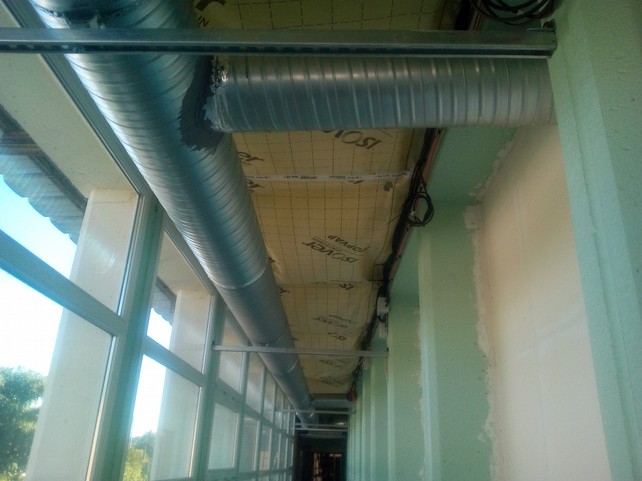 Gaine de ventilation en plafond du couloir