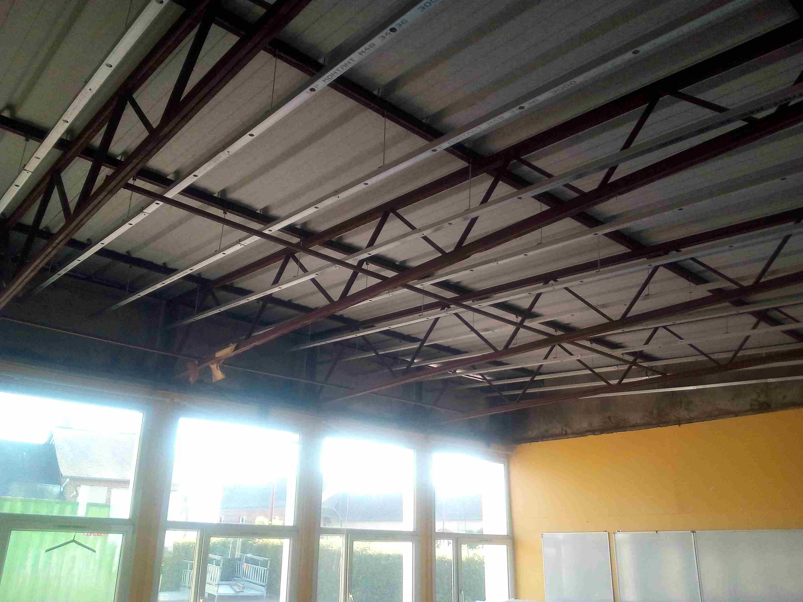 Isolation du plafond des classes:pose des rails