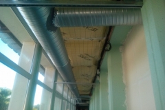 Gaine de ventilation en plafond du couloir