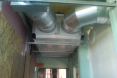 Groupe de ventilation double flux en plafond du couloir