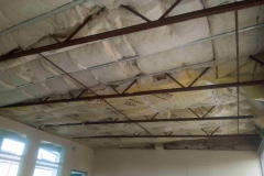 Isolation du plafond des classes:pose de la laine de verre