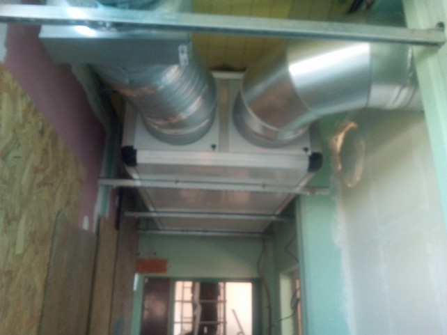 Groupe de ventilation double flux en plafond du couloir