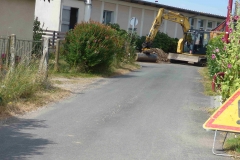 Tranchée pour le passage du gaz qui alimentera la chaufferie